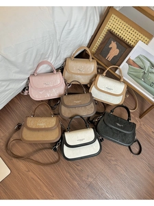 Collection de petits sacs bandoulière en couleurs variées avec bandoulières amovibles