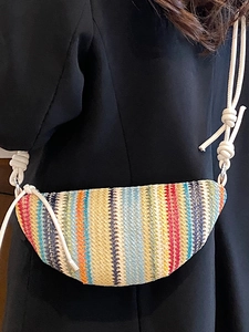 Sac bandoulière demi-lune tissé à rayures colorées avec bandoulière corde sur mannequin