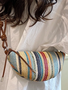Sac bandoulière demi-lune tissé coloré avec rayures et bandoulière en cuir marron