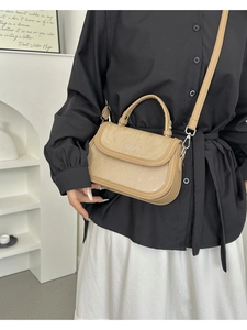 Détail du sac beige avec texture rayée et logo Fashion & Bags Leather sur le rabat