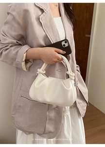Borsa a nuvola plissettata bianca minimalista con dettaglio manico annodato