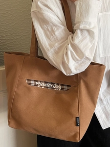 Sac fourre-tout marron en toile avec poche à carreaux et détails de lettres de mode
