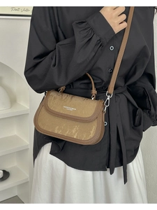 Détail du petit sac carré rétro marron montrant la texture et la bandoulière en cuir