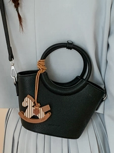 Vintage-Eimertasche aus schwarzem Leder mit rundem Griff und Schaukelpferd-Anhänger