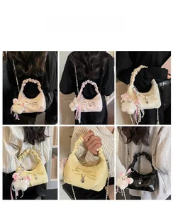 Détails du mini sac en cuir verni avec nœud papillon et poignée nuage plissée