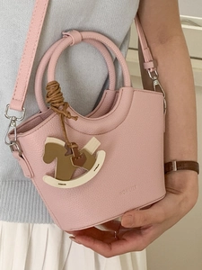 Rosafarbene Eimer-Handtasche aus strukturiertem Leder mit Schaukelpferd-Anhänger