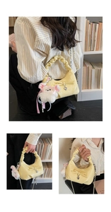 Détail du sac plissé jaune clair avec un nœud en cuir et un charm ours en peluche