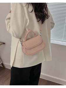 Sac bandoulière rose semi-circulaire en PU avec texte Fashion & Bags sur blazer blanc