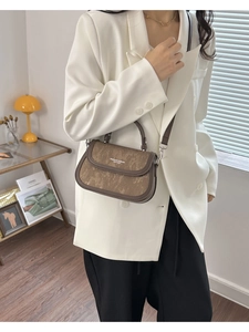 Détails du sac à bandoulière en cuir marron texturé avec finitions argentées élégantes