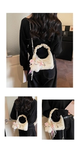 Détails de l'anse plissée et du charme lapin en peluche sur le sac crème avec chaîne