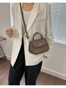 Petit sac bandoulière marron en cuir vintage avec impression de mode et poignée top