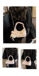 Détail du sac croissant rose plissé avec nœud, poignée chouchou et porte-clés lapin