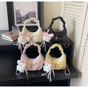 Détail des sacs nuage en quatre couleurs avec nœuds décoratifs et breloques ours en peluche
