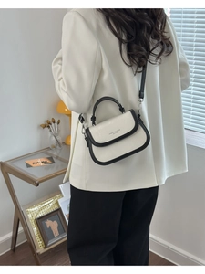 Sac à bandoulière minimaliste en toile avec garniture en cuir noir dans un décor réel