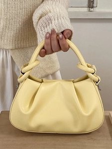 Borsa a mano minimalista a nuvola plissettata in giallo pallido con manico intrecciato