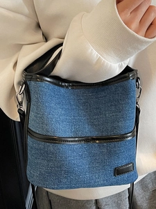 Retro-Eimerbeutel aus blauem Denim mit schwarzen Lederbesätzen und verstellbarem Schultergurt