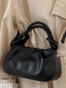 Elegante borsa a mano in pelle arricciata nera con manico a nodo e dettagli argentati