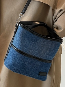Minimalistische Bucket Bag aus Denim und schwarzem Leder mit Silberbeschlägen