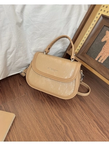 Détail du sac en cuir PU kaki avec rayures verticales et logo Fashion & Bags brodé