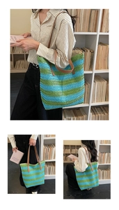 Gros plan d'un sac cabas tissé à rayures bleues et vertes avec anses en cuir marron