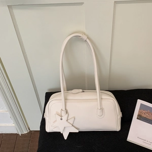 Détail du sac bandoulière en cuir blanc crème avec pendentif étoile et fermeture