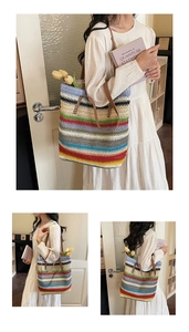 Détail du sac cabas tissé à rayures multicolores avec de grandes anses en cuir marron