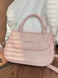 Sac à bandoulière rose en cuir plissé avec boucle argentée et logo sur bois
