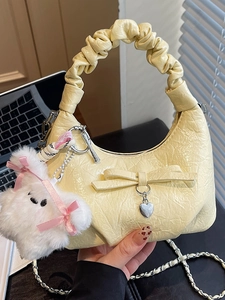 Sac à main plissé chic jaune crème avec bandoulière chaîne argentée et ours peluche