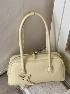 Sac Sous le Bras en Cuir PU Mode Coréenne Femmes Sac à Épaule Minimaliste Avec Pendentif Étoile Coutures Sac à Main Quotidien