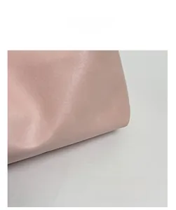 Detaillierte Nahaufnahme der hochwertigen Ledertextur und feinen Nähte der rosa Tasche