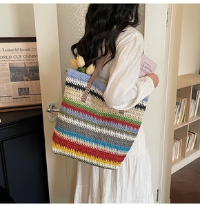 Vue détaillée du grand sac de plage tissé multicolore avec des anses en cuir marron