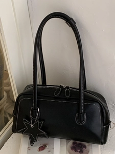 Sac baguette noir minimaliste avec surpiqûres contrastées et pendentif étoile