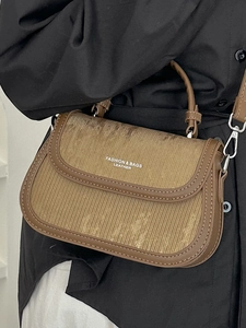Petit sac carré marron en velours côtelé avec bordure en cuir et poignée pour femme