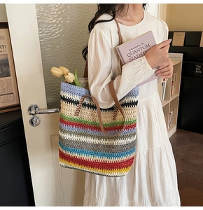 Détail du sac cabas tissé coloré avec des anses en cuir et une texture à rayures