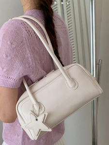 Sac à bandoulière rectangulaire beige minimaliste avec pendentif étoile et bretelles