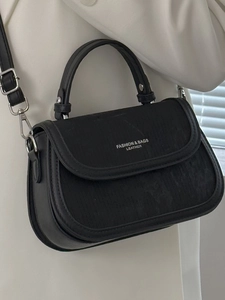 Petit sac carré noir minimaliste à bandoulière avec tissu texturé et poignée