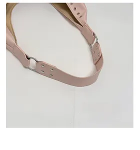 Detailaufnahme des hellrosa Leder-Schultergurts mit silbernen Nieten und Metallring