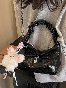 Sac à main en cuir verni noir brillant avec nœud et porte-clés lapin en peluche