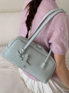 Sac baguette chic bleu clair avec pendentif étoile élégant pour femme moderne