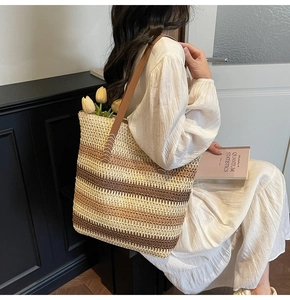Détail du sac cabas en paille tissée à rayures avec anses en cuir et décor de tulipes
