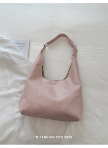 Detailansicht der Silbernieten auf einer weichen, mattrosa PU-Leder Hobo-Tasche