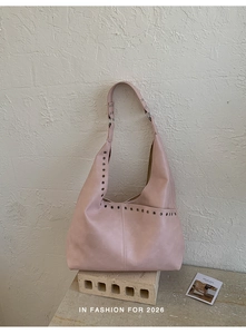 Detailansicht der rosa Tragetasche mit stilvollen Metallösen und glatter Lederstruktur