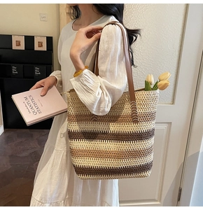 Vue détaillée du sac cabas tissé à rayures avec des poignées en cuir marron durables