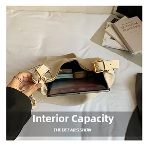 Vue macro de l'intérieur du sac fourre-tout blanc cassé montrant sa grande capacité
