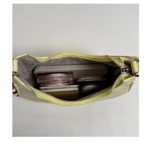 Innenansicht der gelben PU-Leder-Tasche mit großem Fassungsvermögen für Utensilien