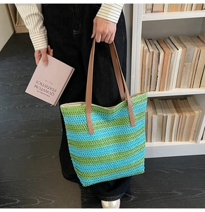 Détail du sac cabas tissé à rayures bleu et vert avec lanières en cuir marron