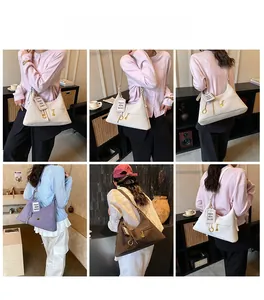 Collage de sacs hobo vintage en blanc, violet et marron portés par un mannequin en extérieur