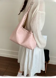 Detailansicht der hellrosa Hobo-Tasche aus Leder mit silbernen Ösen und weichem Griff