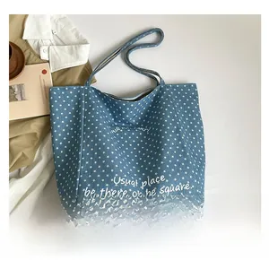 Detailansicht blaue Canvas-Tasche mit weißen Sternen und stilvollem Textdruck