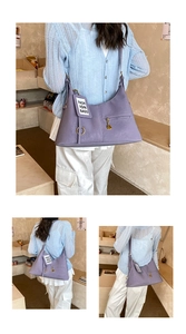Vue détaillée du sac hobo vintage violet avec boucle dorée et étiquette décorative mode